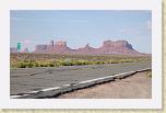 302. monument valley da lontano * 2494 x 1559 * (2.3MB)